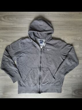 Nike Men’s Gray Zip-Up Hooded Sweatshirt with Swoosh